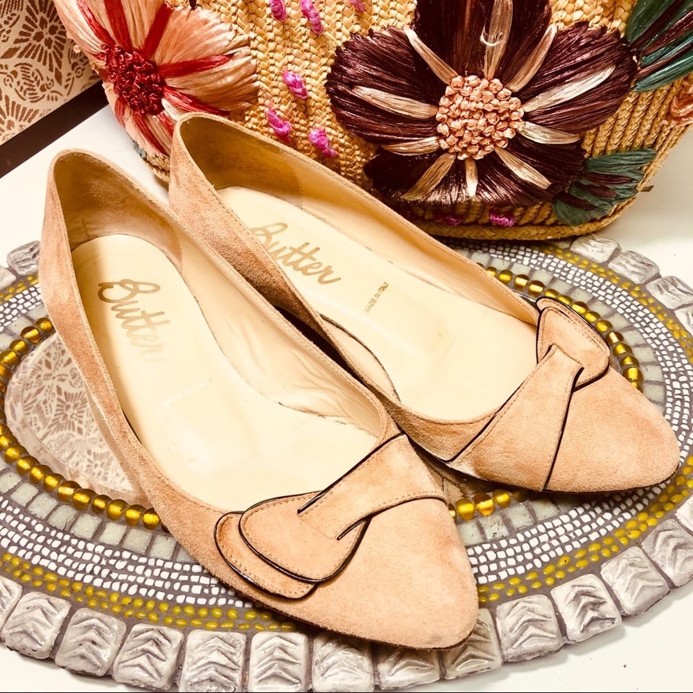 Butter tan suede beautiful flats